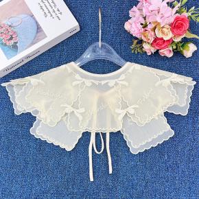 Double layered lace collar